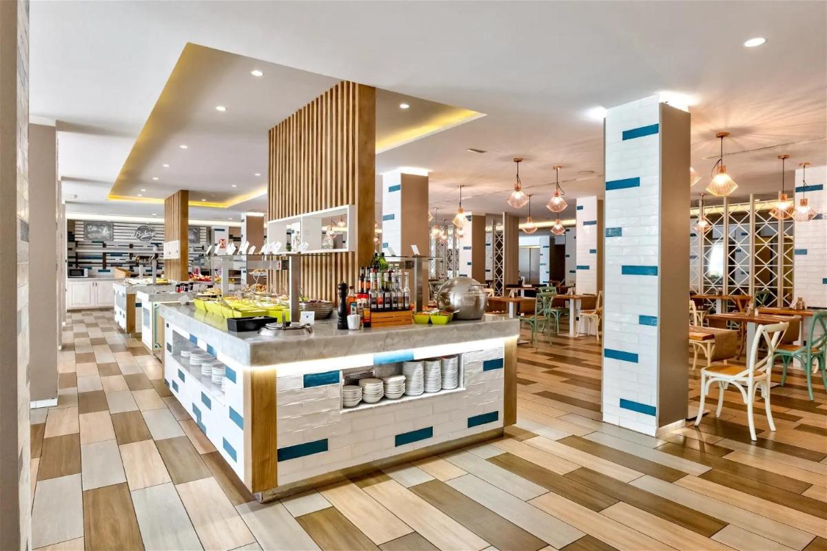 un restaurante con cocina con encimera en FERGUS Cactus Garden, en Playa de Jandía