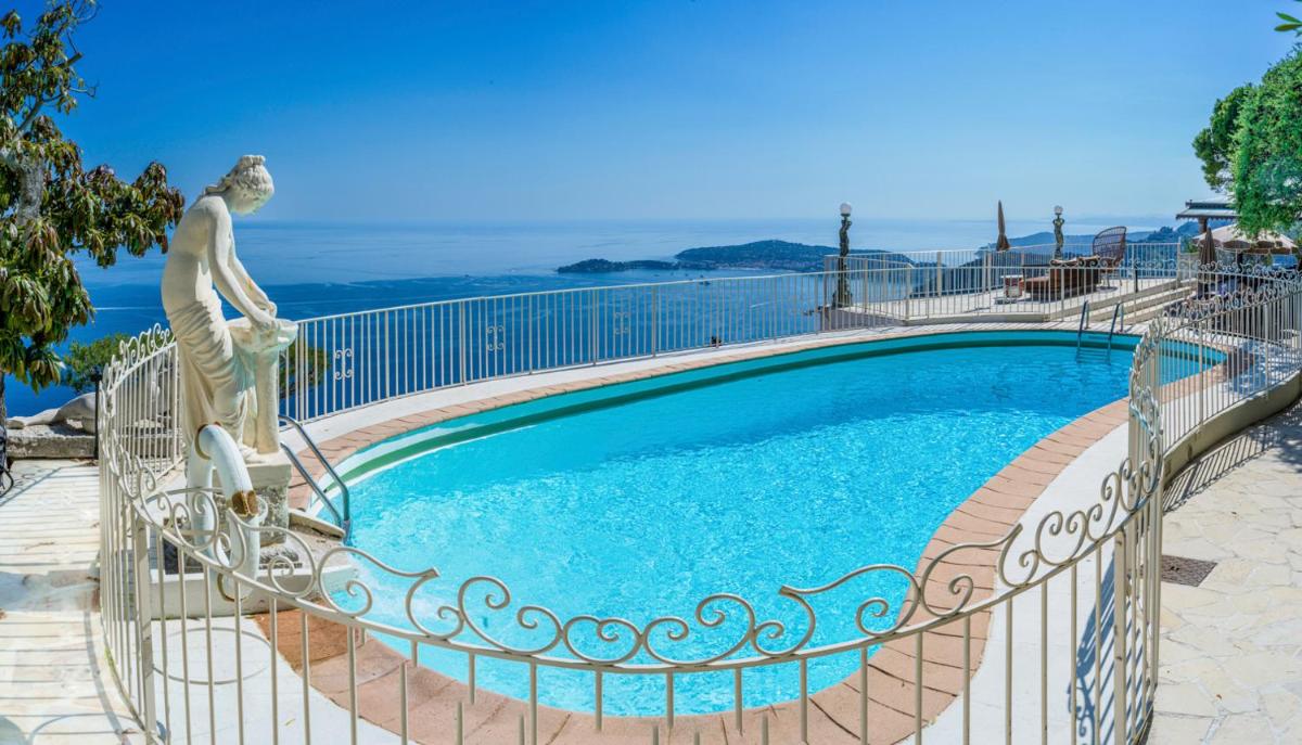 Piscine de l'établissement La Chèvre d'Or ou située à proximité