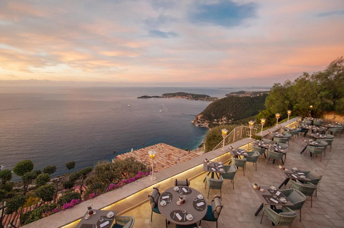 - une vue sur l'océan depuis un restaurant doté de tables et de chaises dans l'établissement La Chèvre d'Or, à Èze