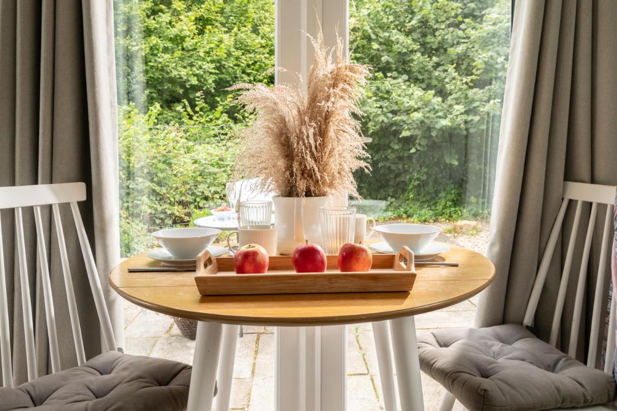 Art Studio - Connect to Nature in the Hot Tub at Cosy Studio - Housity