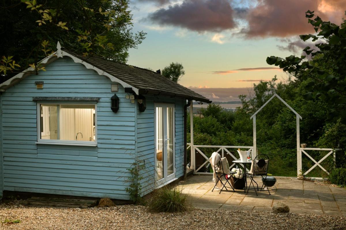 Art Studio - Connect to Nature in the Hot Tub at Cosy Studio - Housity