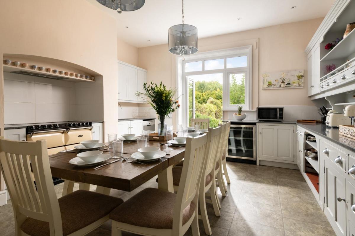 Downwood Vineyard Manor in Idyllic Countryside - Housity