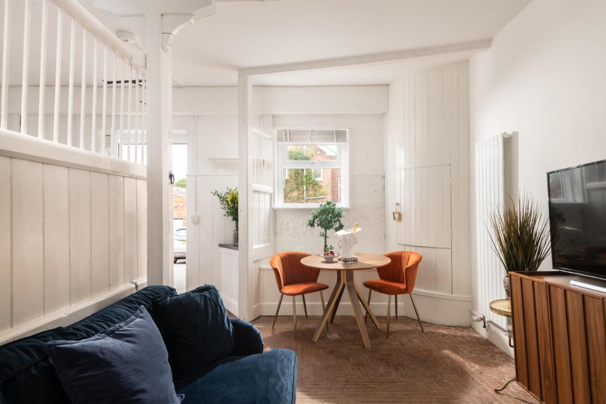 The Stable—Historic Property in Downwood Vineyard - Housity