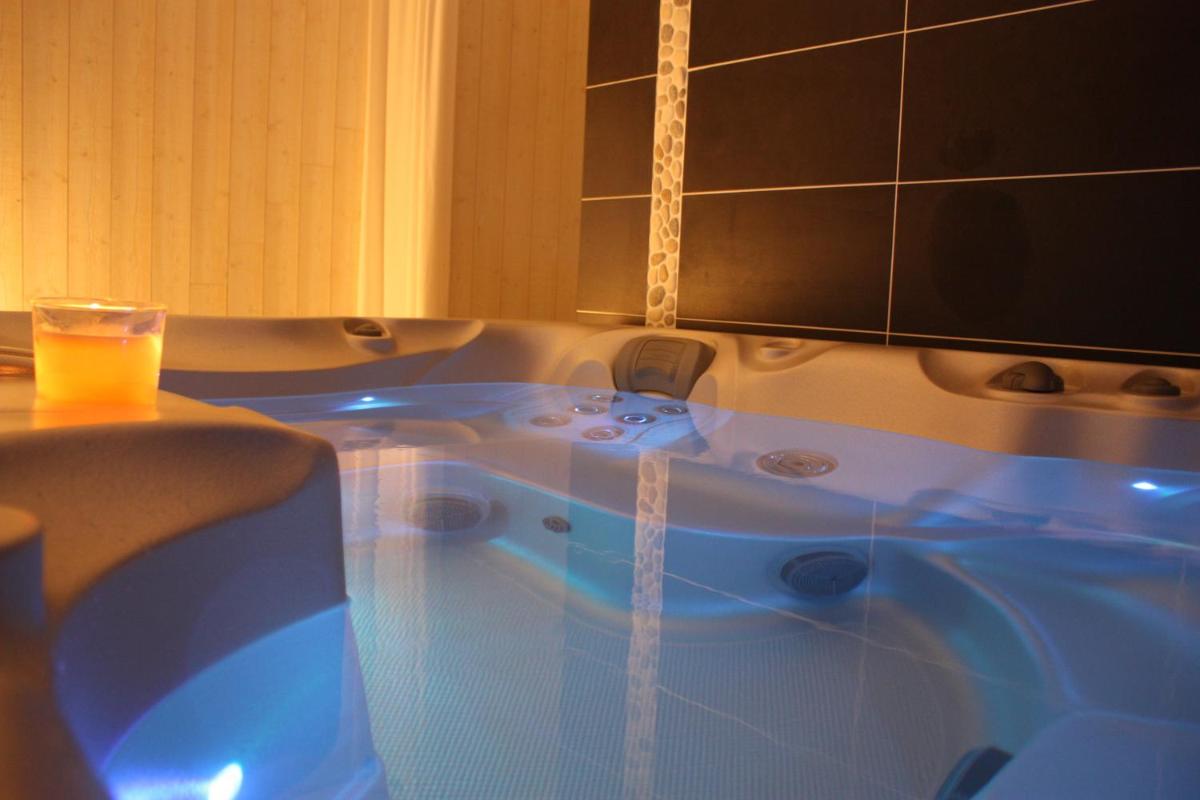 Salle de bains dans l'établissement Logis Latitude Ouest Hôtel Restaurant & Spa