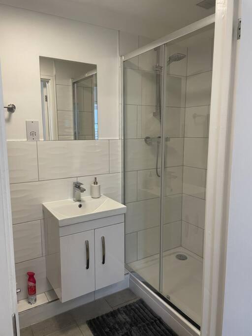 Modern The Mews Apartment - Housity