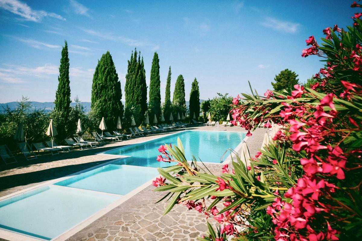 Farmhouse with swimming pool surrounded by greenery in San Donato Fronzano, apartments with air conditioning and private outdoor area - Housity