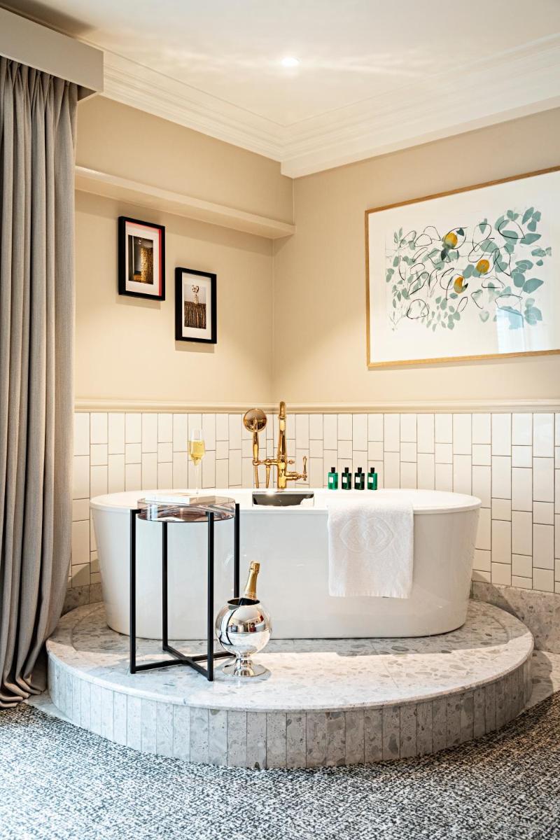 Salle de bains dans l'établissement Sofitel Le Scribe Paris Opera