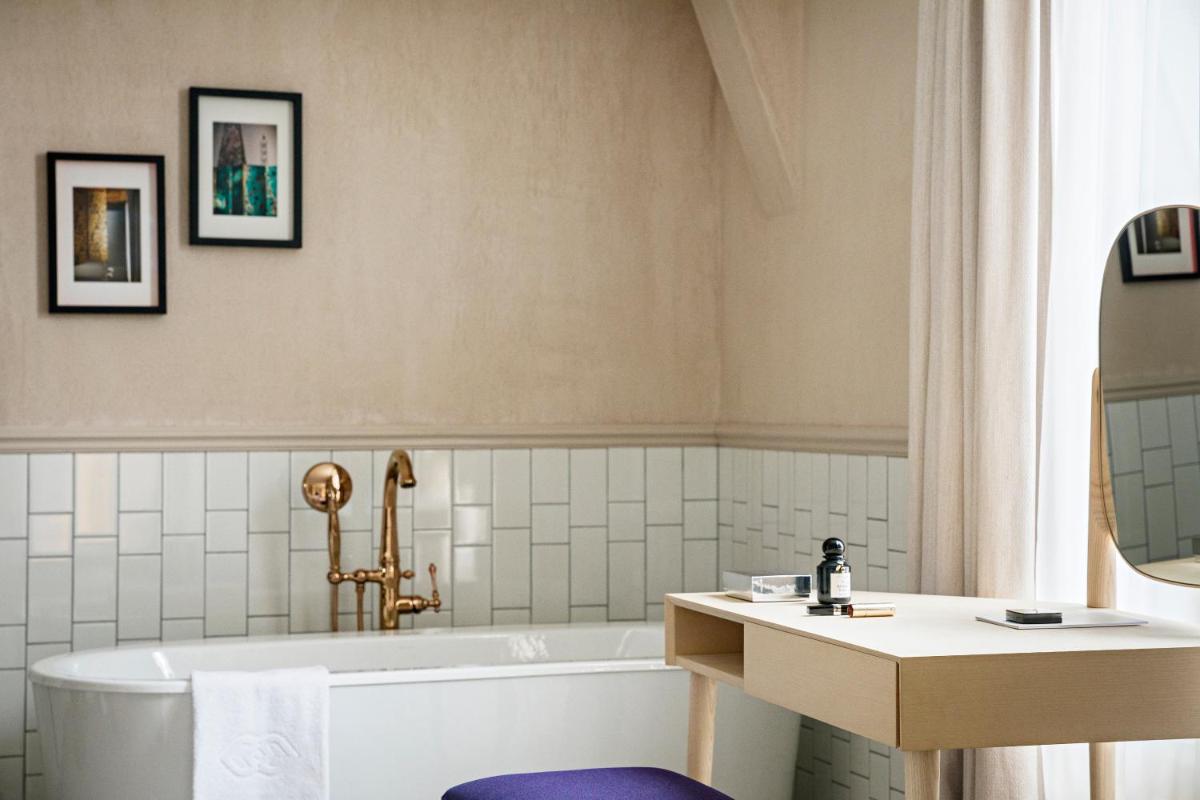 Salle de bains dans l'établissement Sofitel Le Scribe Paris Opera