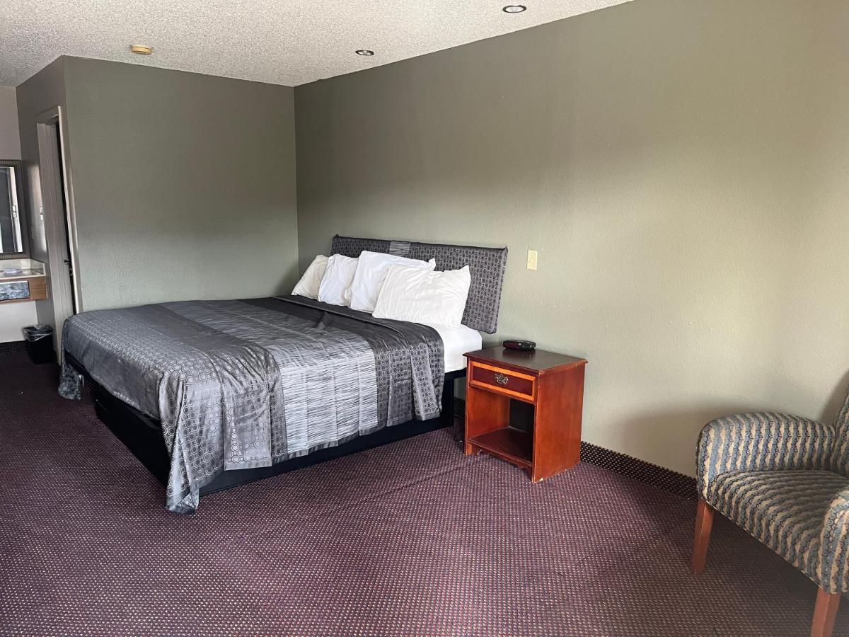 Hallmark Inn and Suites - Housity