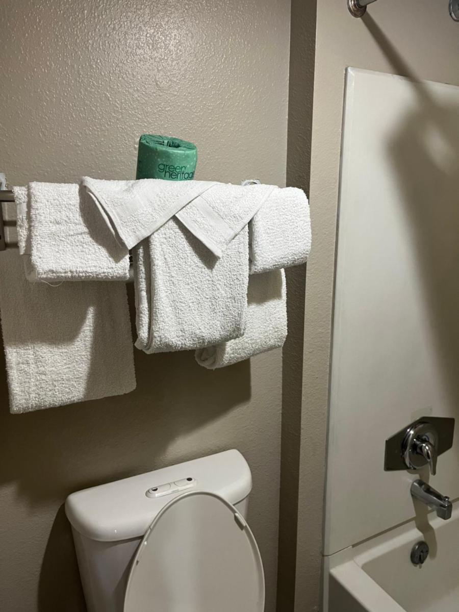 Hallmark Inn and Suites - Housity