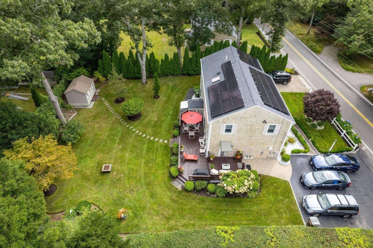 Retreat Cape Cod Centerville Quiet Neighborhood - Housity