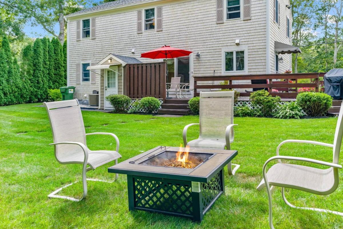 Retreat Cape Cod Centerville Quiet Neighborhood - Housity