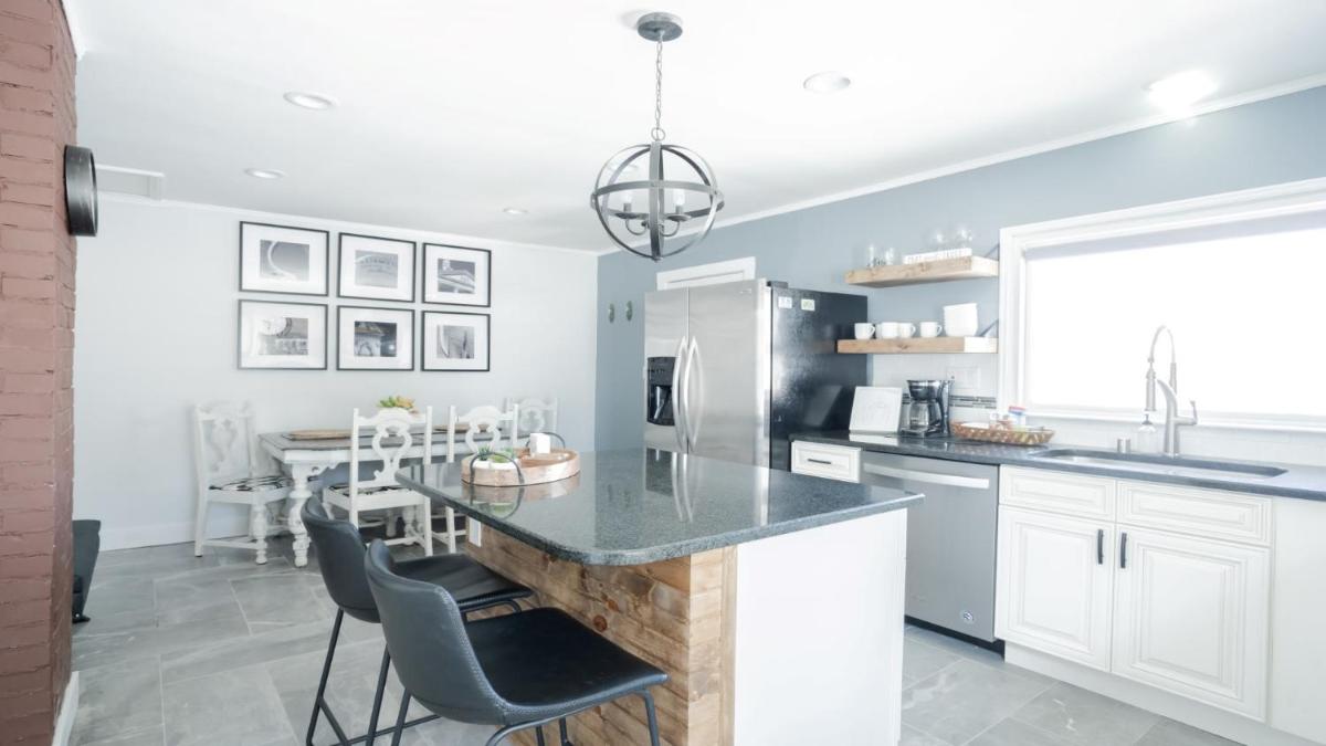 Elegant Williamstown Home 5 minutes to Ark - Housity