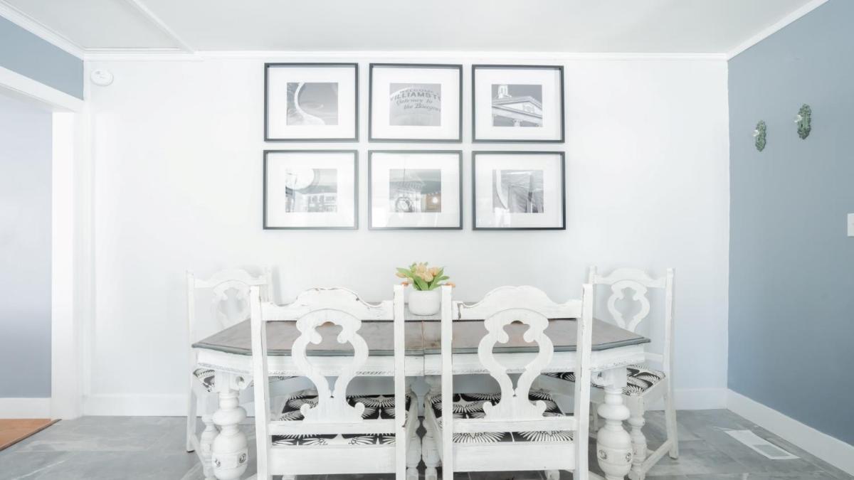 Elegant Williamstown Home 5 minutes to Ark - Housity