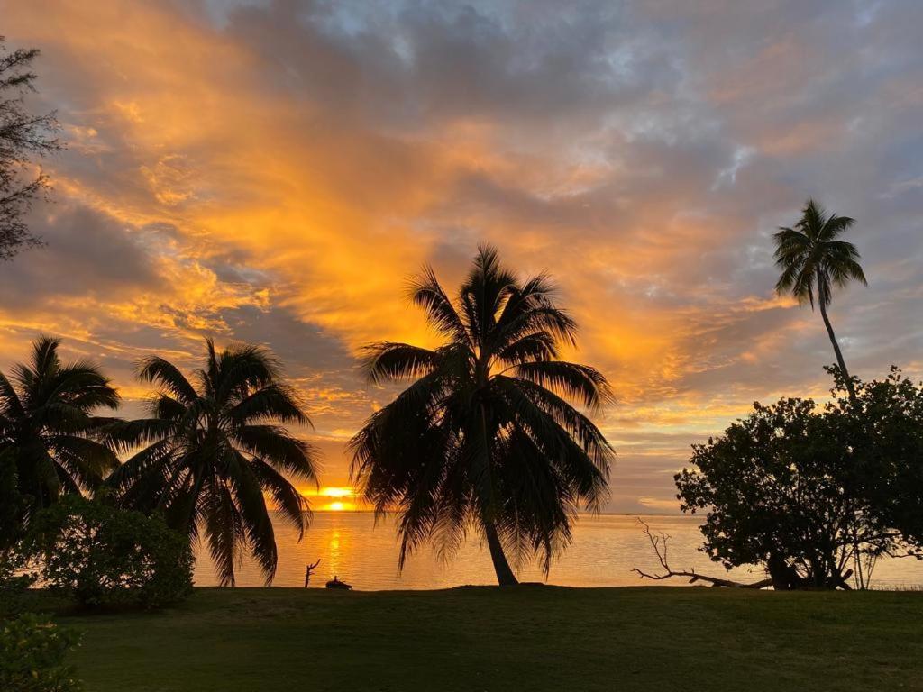 SUNSETVIEW, studio, private beach, amazing swim & sunset - Housity