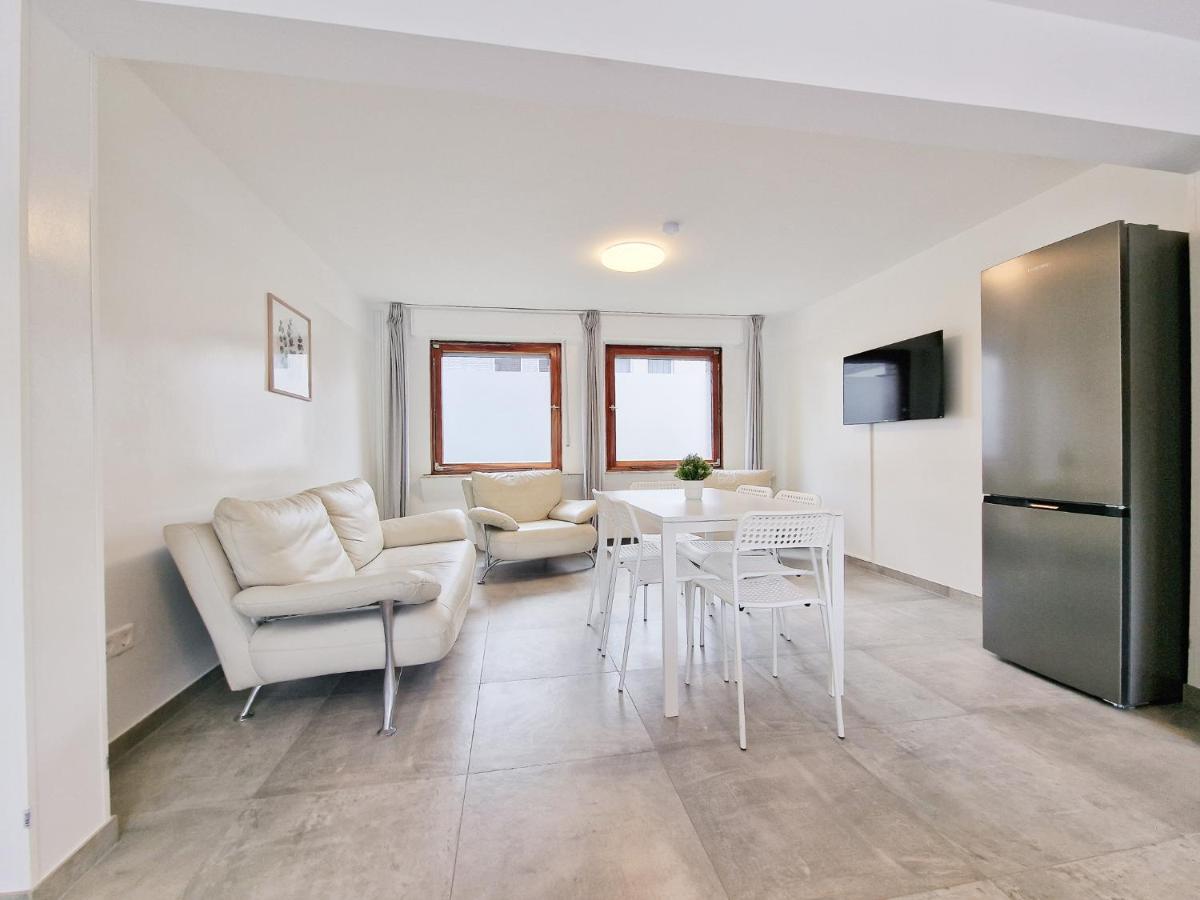 Tolstov House - 6 Room House with Terrace and Parking - 25 Min Messe DUS & Airport DUS - Hizvo