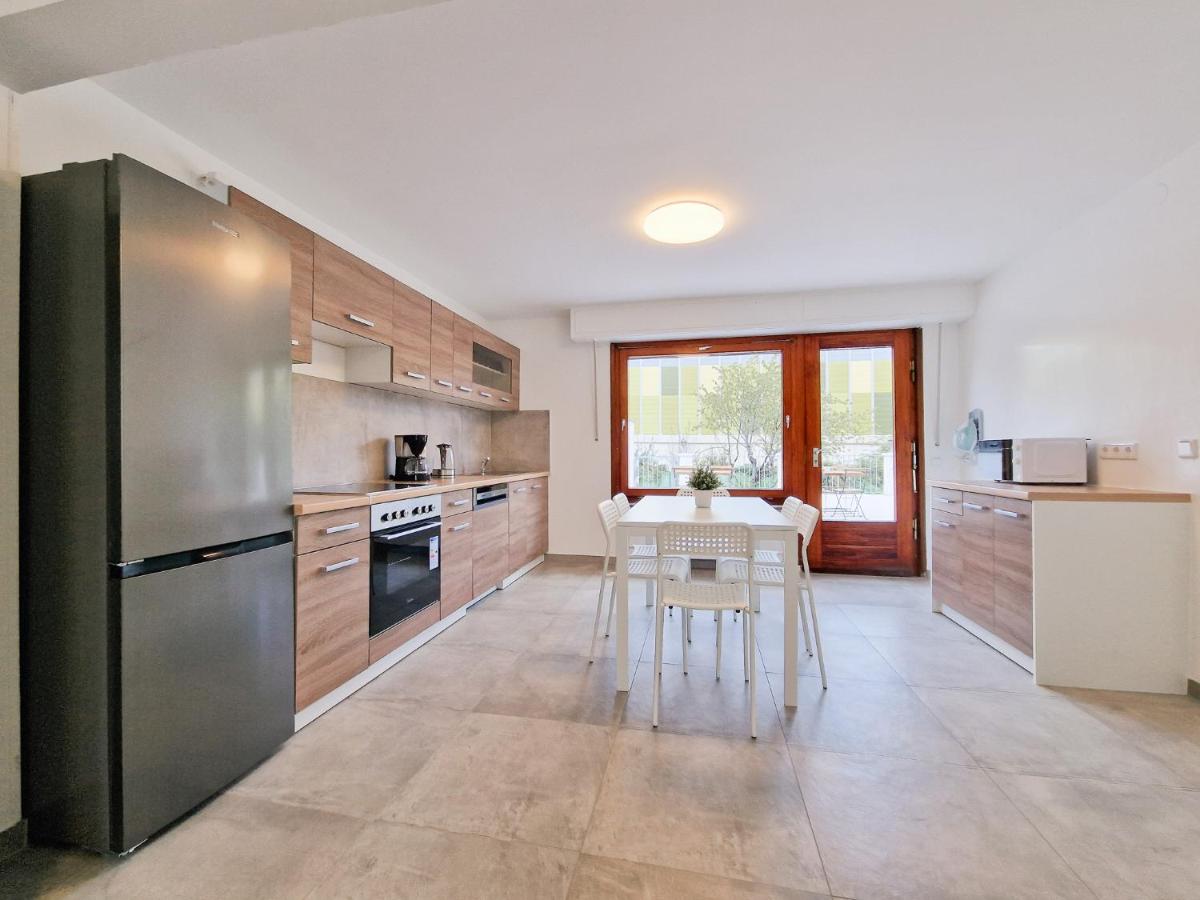 Tolstov House - 6 Room House with Terrace and Parking - 25 Min Messe DUS & Airport DUS - Hizvo