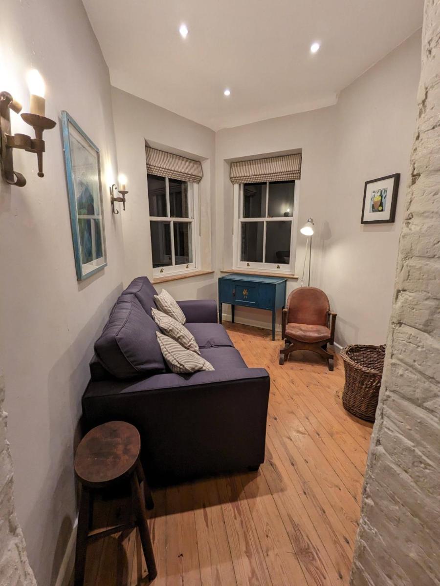 The Lookout: Cosy Compact Cottage - Housity