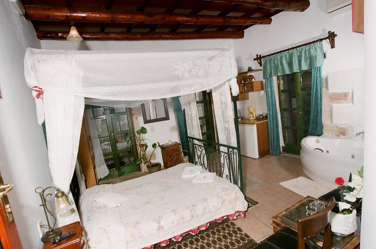 Ifigenia Lux MAISONETTE in oldtown and Villas in theriso vilage 14 km outside of chania - Housity