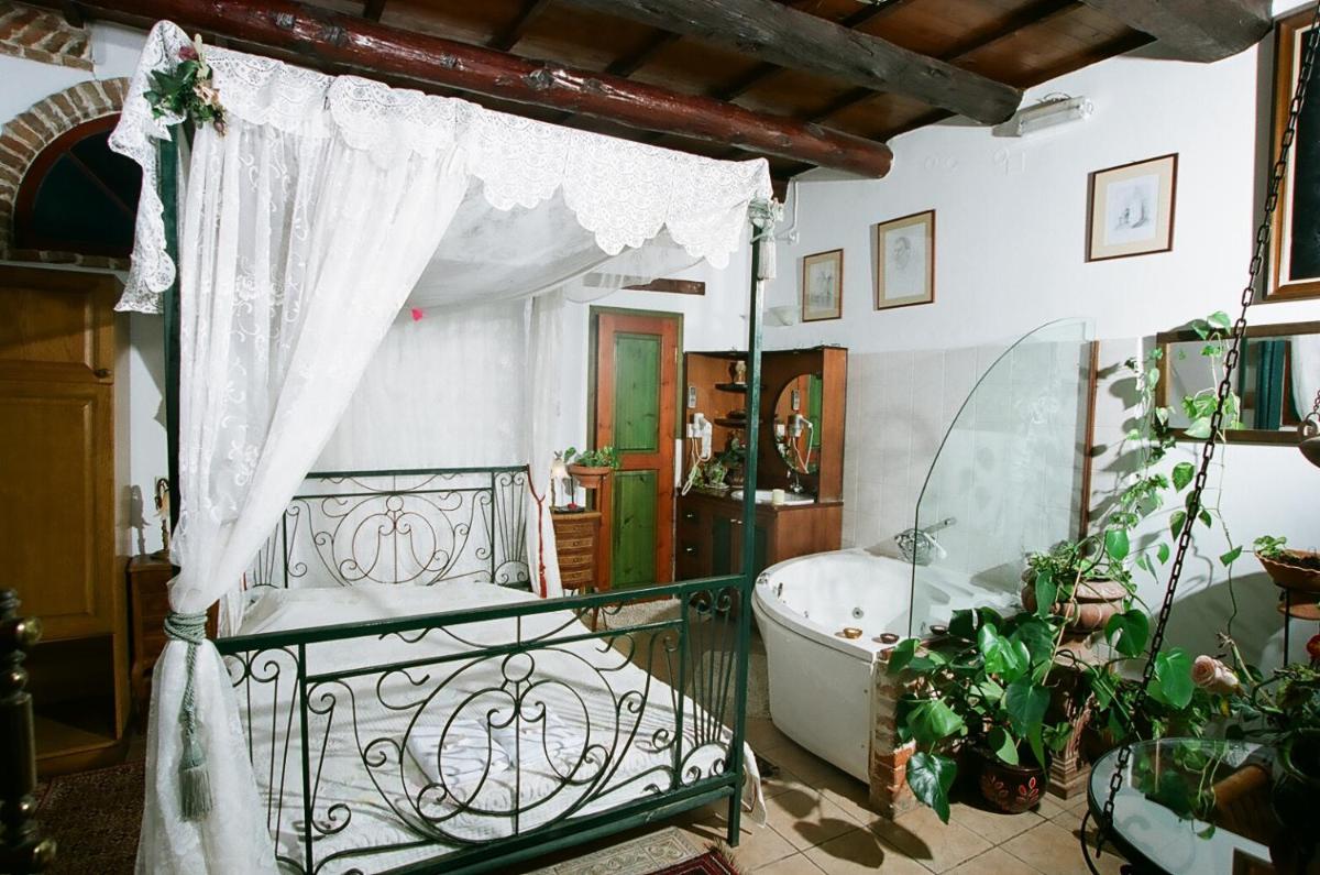 Ifigenia Lux MAISONETTE in oldtown and Villas in theriso vilage 14 km outside of chania - Housity