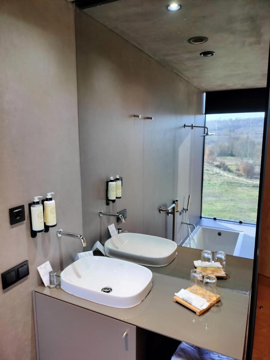 Uma casa de banho em Cró Hotel Rural