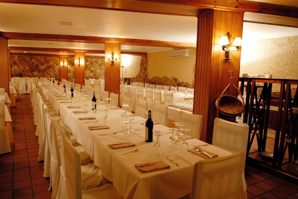 Un restaurante o sitio para comer en Hotel & Spa Sierra de Cazorla 4*