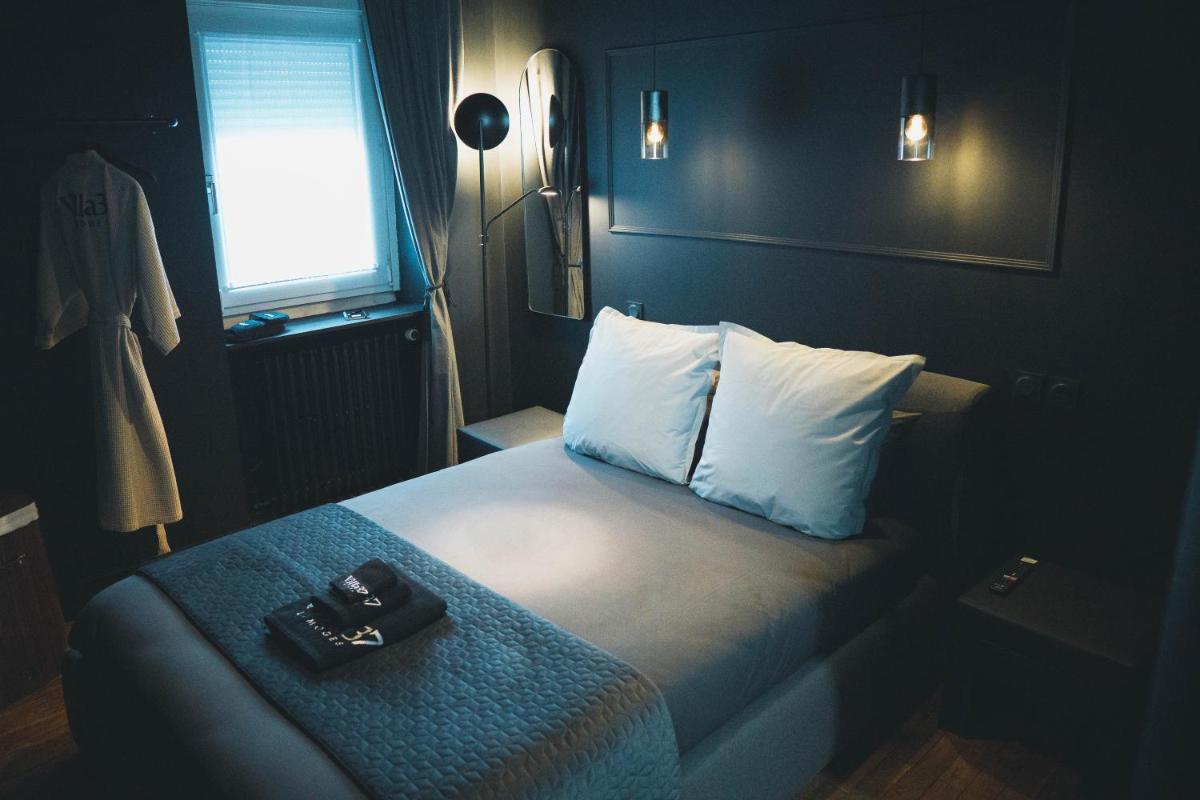 une chambre d'hôtel avec un lit et un plateau dans l'établissement Villa37, à Limoges
