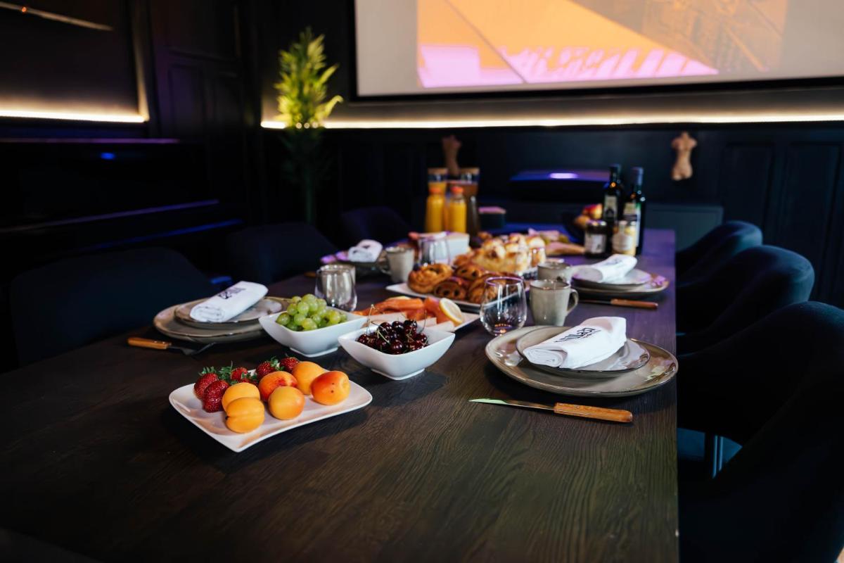 une longue table avec des assiettes de nourriture dans l'établissement Villa37, à Limoges