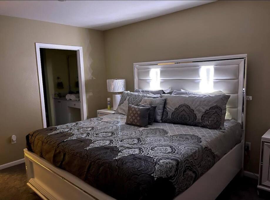 Luxury Miami 2br Townhouse Near Stadium !! - Housity