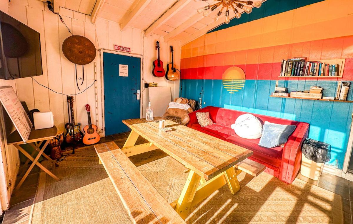 ITH Beach Bungalow Surf Hostel San Diego - Housity