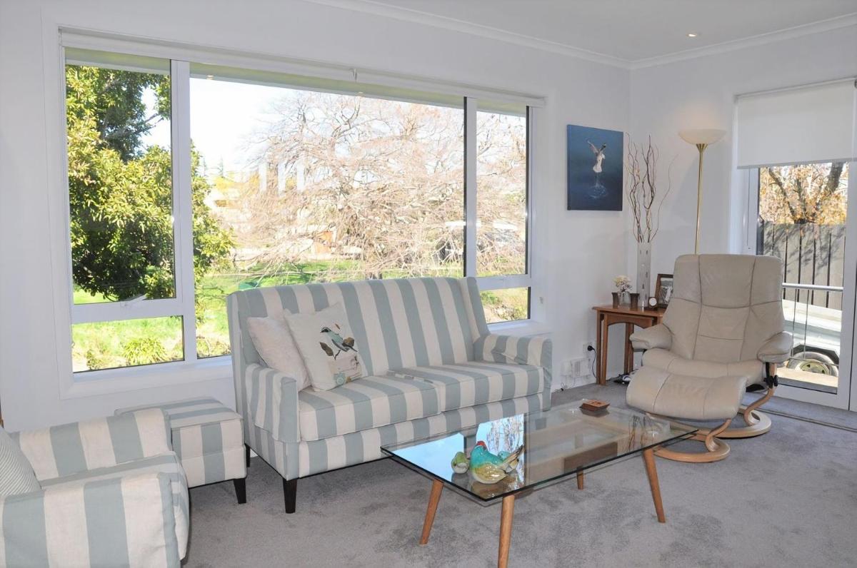 Sunny Riverside Retreat - Housity