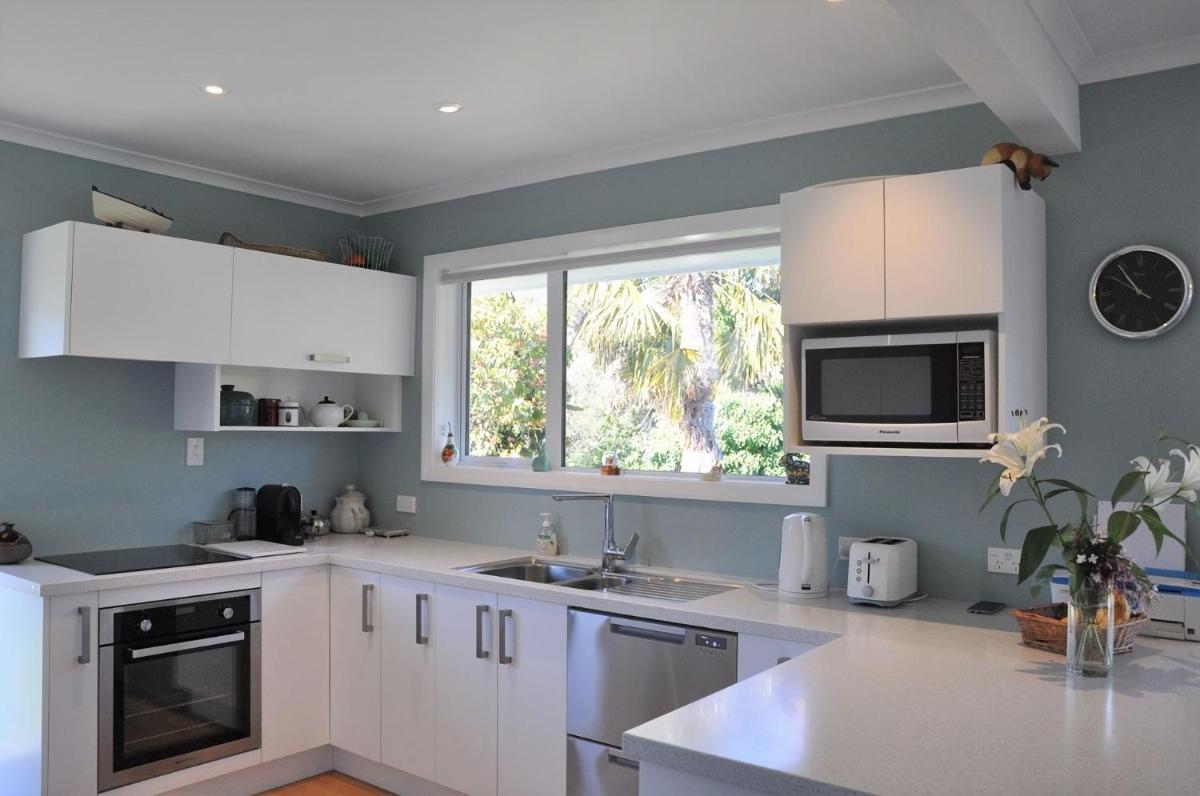 Sunny Riverside Retreat - Housity