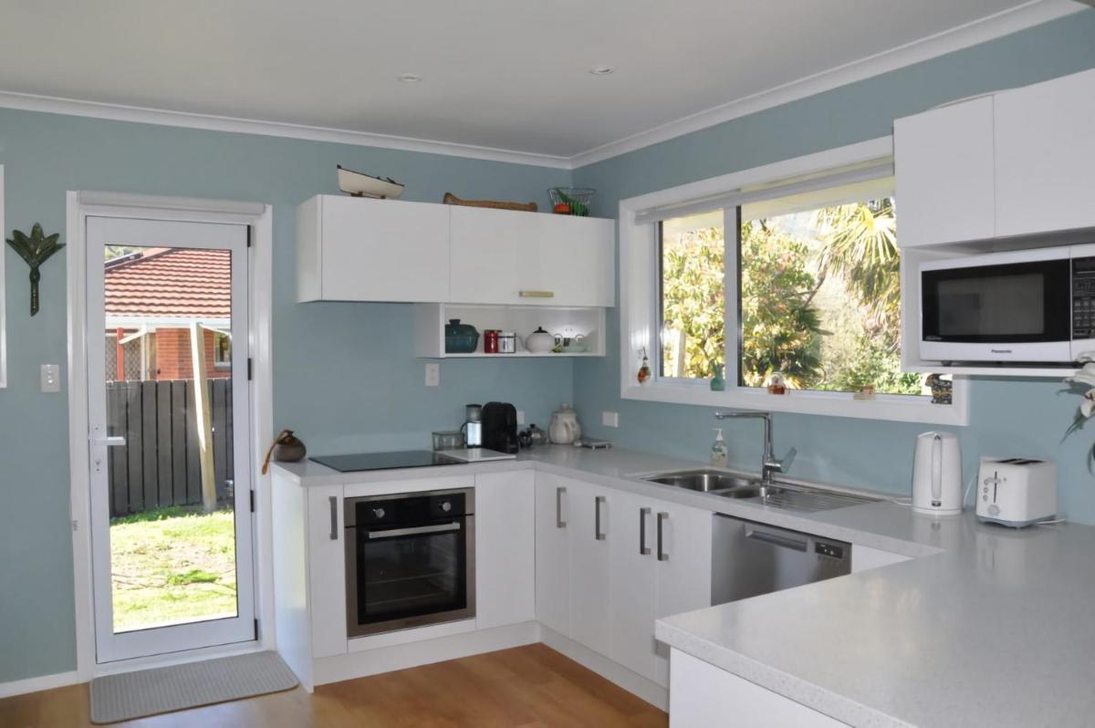 Sunny Riverside Retreat - Housity