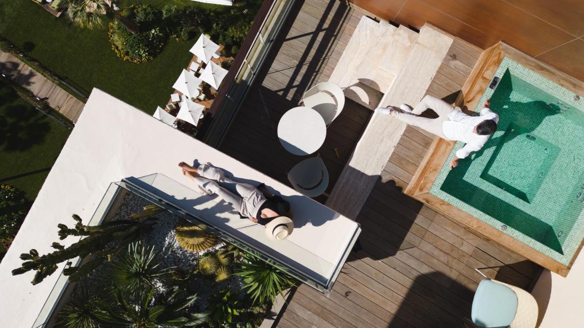 Piscine de l'établissement Mondrian Cannes ou située à proximité