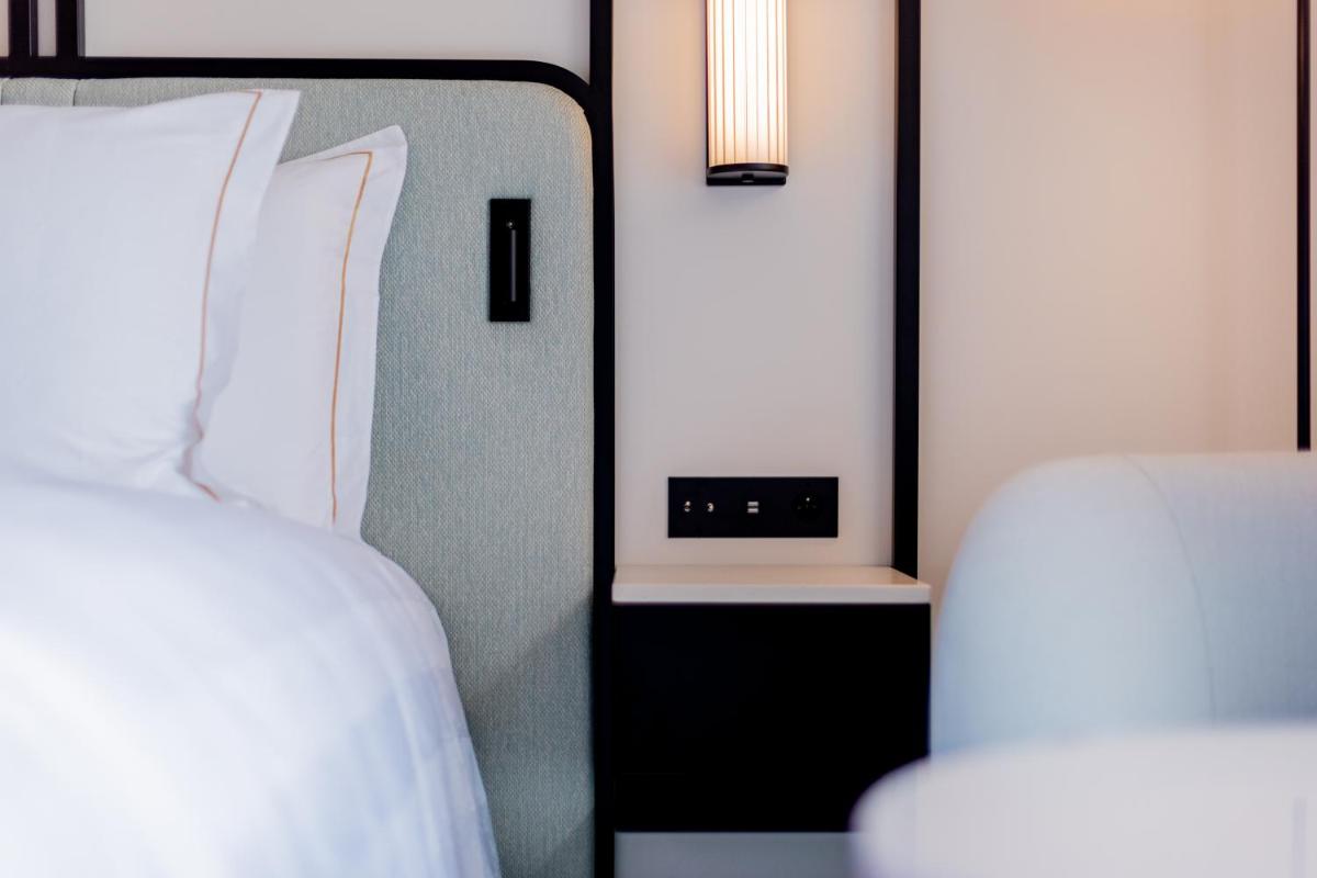 Un ou plusieurs lits dans un hébergement de l'établissement Mondrian Cannes