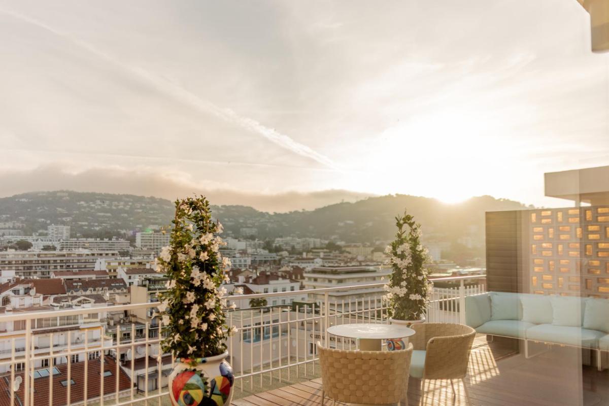 Vue générale sur la montagne ou vue sur la montagne depuis l'hôtel