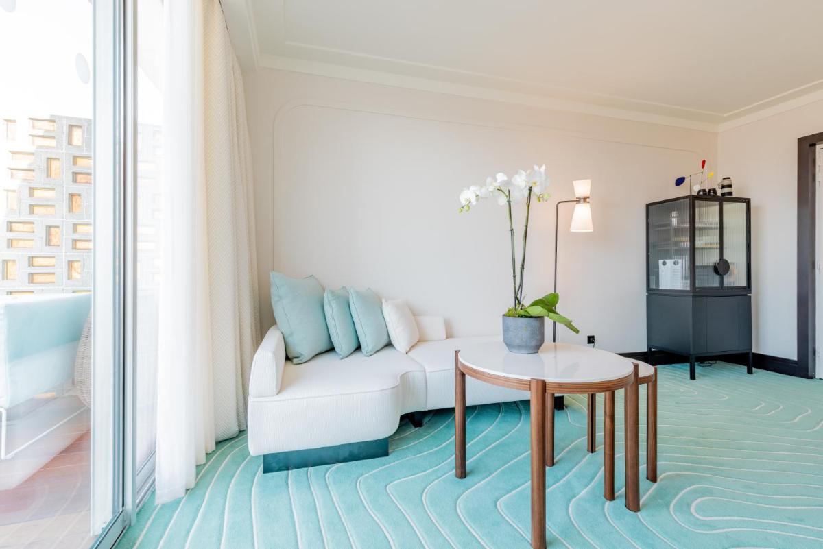 Coin salon dans l'établissement Mondrian Cannes