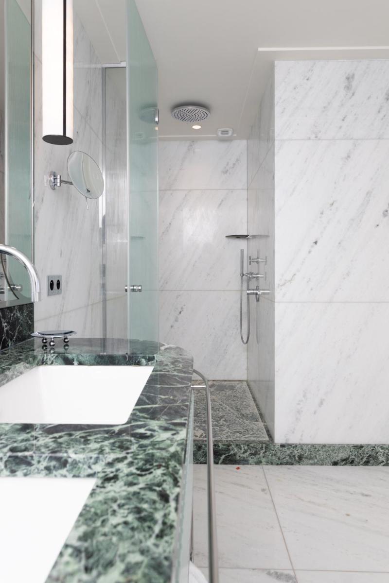 Salle de bains dans l'établissement Mondrian Cannes