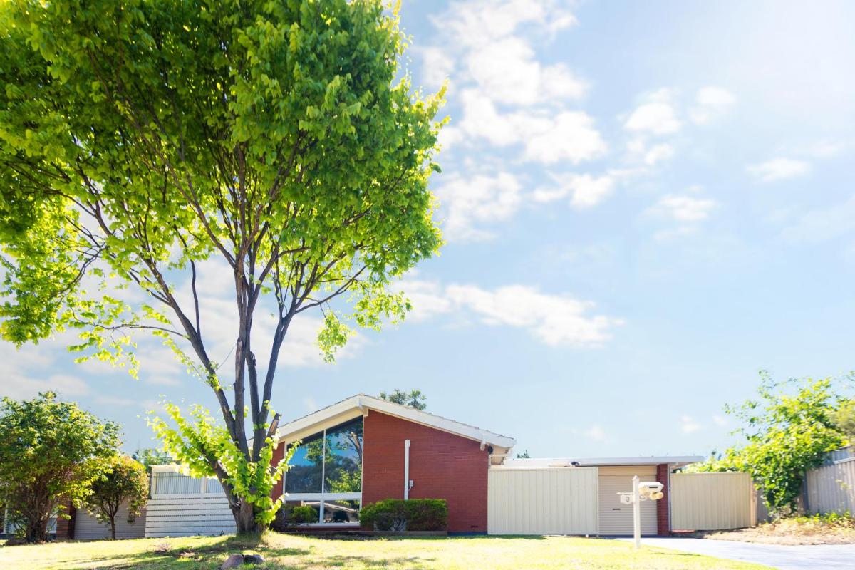 Modern Cozy Retreat-4Bedroom, Full Kitchen, Coffee Machine, Cot, Pets allowed-Fully Fenced,FreeWifi, Netflix, 2TV - Housity