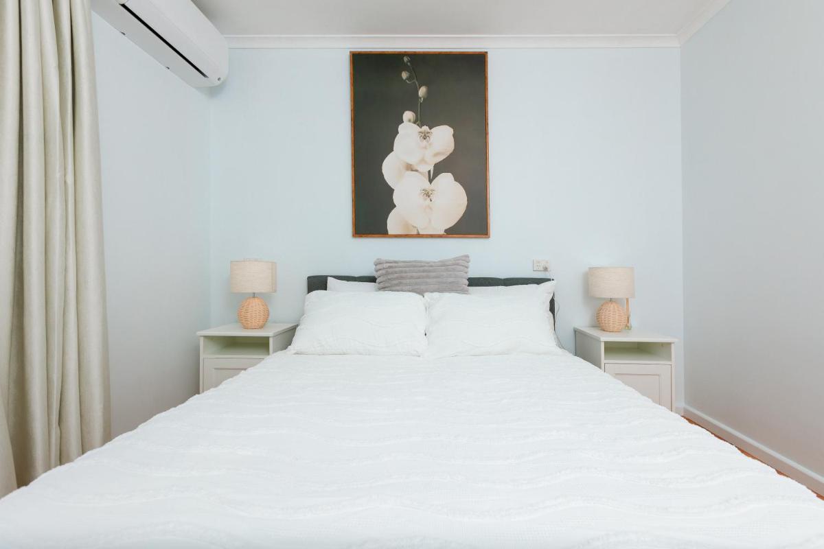 Modern Cozy Retreat-4Bedroom, Full Kitchen, Coffee Machine, Cot, Pets allowed-Fully Fenced,FreeWifi, Netflix, 2TV - Housity
