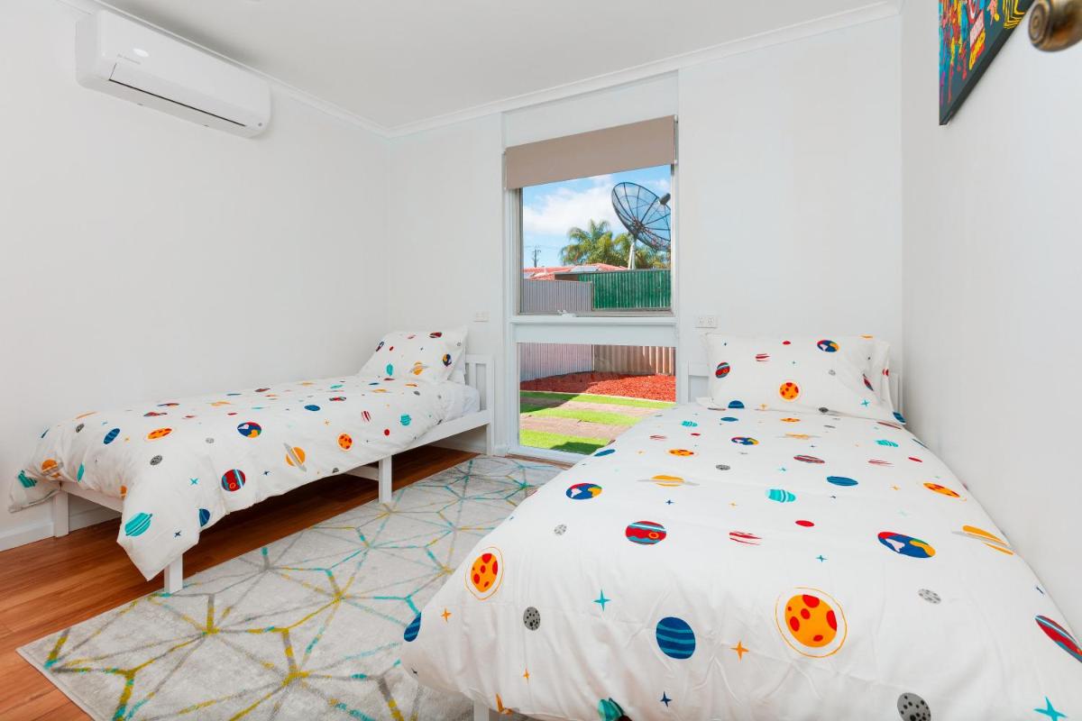 Modern Cozy Retreat-4Bedroom, Full Kitchen, Coffee Machine, Cot, Pets allowed-Fully Fenced,FreeWifi, Netflix, 2TV - Housity