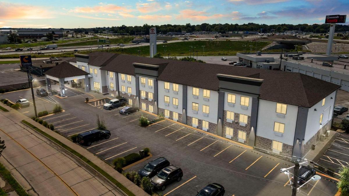 Comfort Inn & Suites St Louis-Hazelwood - Housity