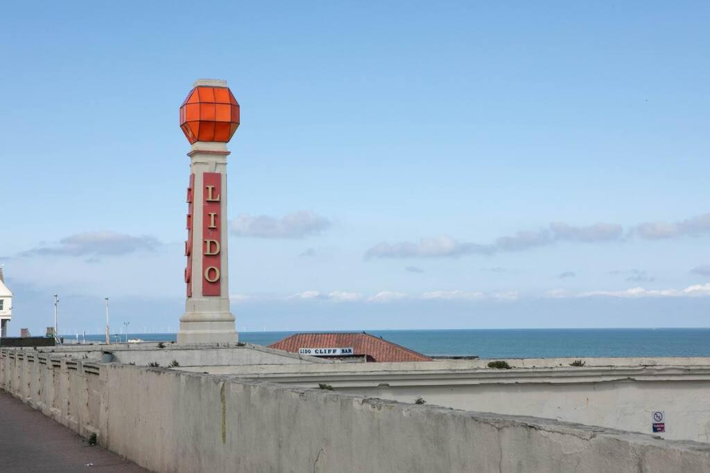Stunning Sea Views @ The Lido Lounge - Housity