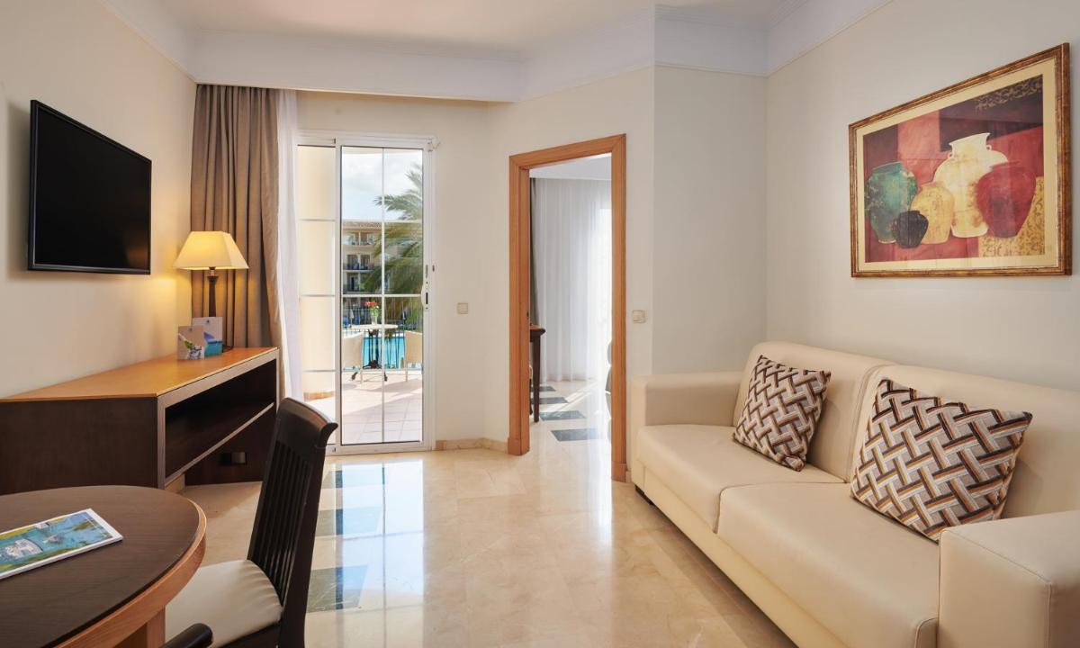 Una televisión o centro de entretenimiento en Grupotel Playa de Palma Suites & Spa