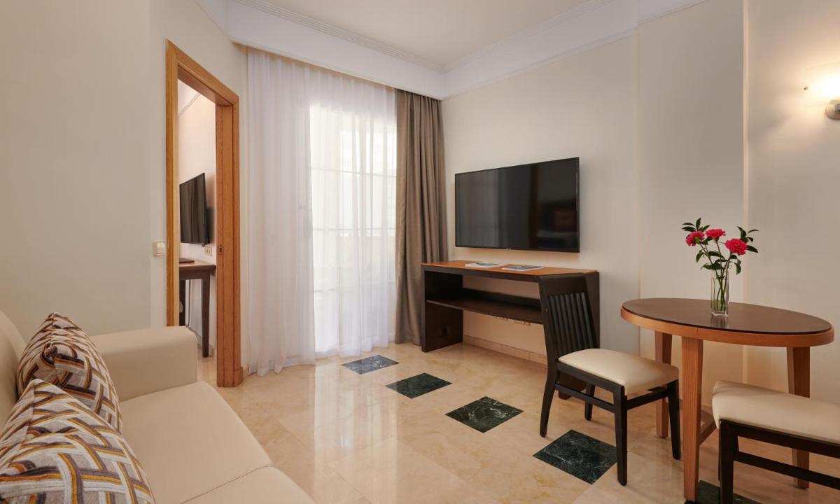 Una televisión o centro de entretenimiento en Grupotel Playa de Palma Suites & Spa