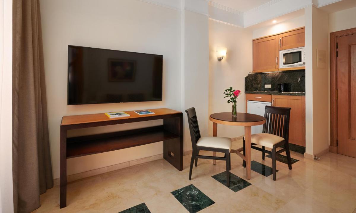 Una televisión o centro de entretenimiento en Grupotel Playa de Palma Suites & Spa