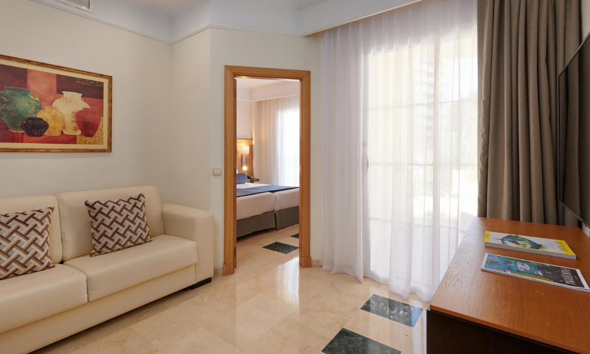 Cama o camas de una habitación en Grupotel Playa de Palma Suites & Spa