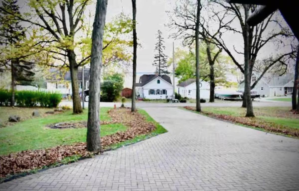 The Overlook at Lake Koshkonong - Lake Home Log Cabin - Housity