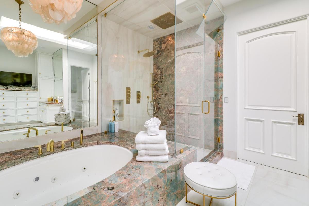 Oceanfront Apartment in Malibu with Beach Access! - Housity