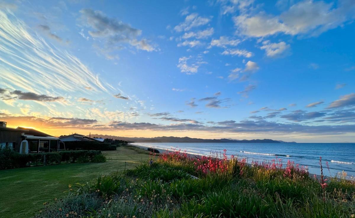 Matarangi Beachfront - Matarangi Holiday Home - Housity